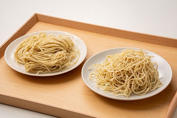 今回のために開発した切刃16番の全粒粉入り自家製麺。写真左の麺を茹でる前に丁寧にほぐし、程よく手揉みを入れたのが右
