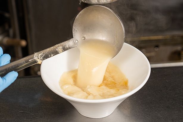 黄金の鶏油(チーユ)や焦がしバターとシルキーな鶏白湯スープを合わせる