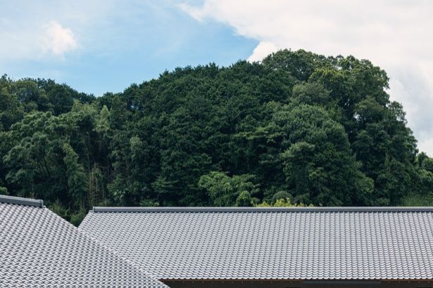 大きな瓦屋根