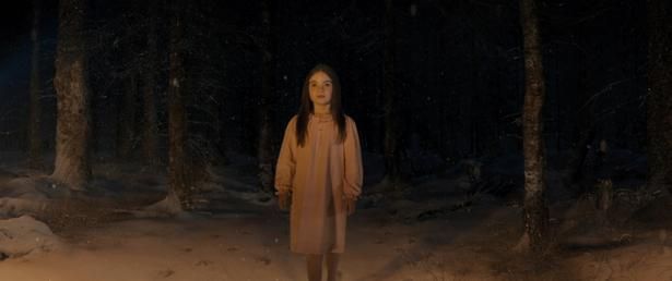 まるで『未知との遭遇』！幼少期のマーガレットが光に包まれた謎めいた家に入っていく [c] Universal Studios. All Rights Reserved.