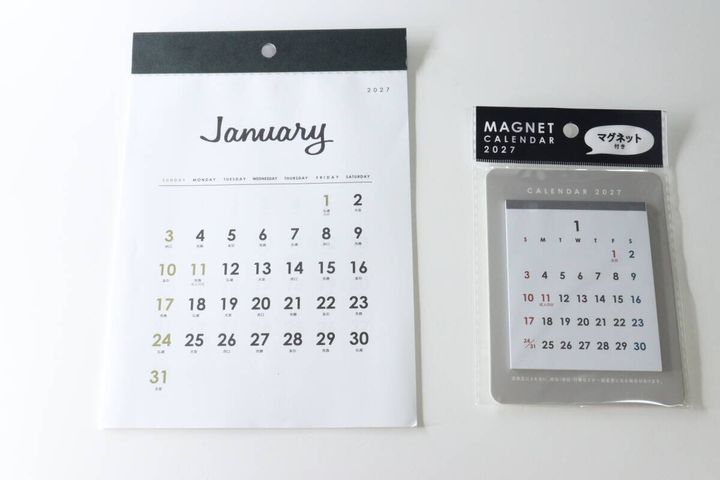 2027年壁掛けカレンダーとマグネットカレンダーが並べられている