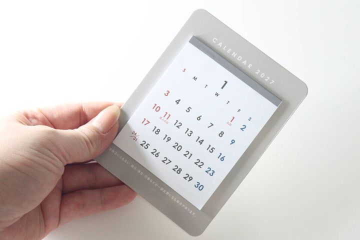 女性がマグネットカレンダーを手に持ちサイズ感を示している