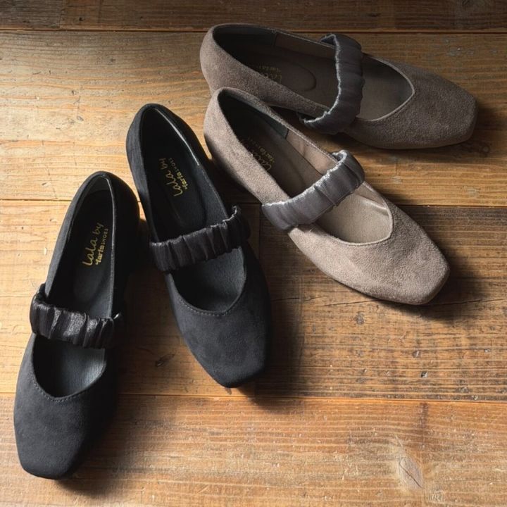 黒とベージュのVカットパンプス
