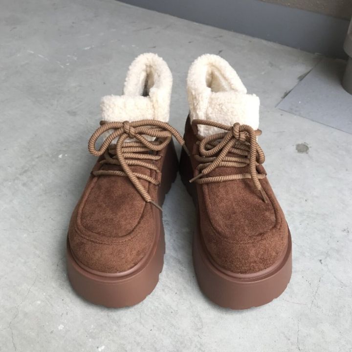ブラウンの厚底ボアブーツ