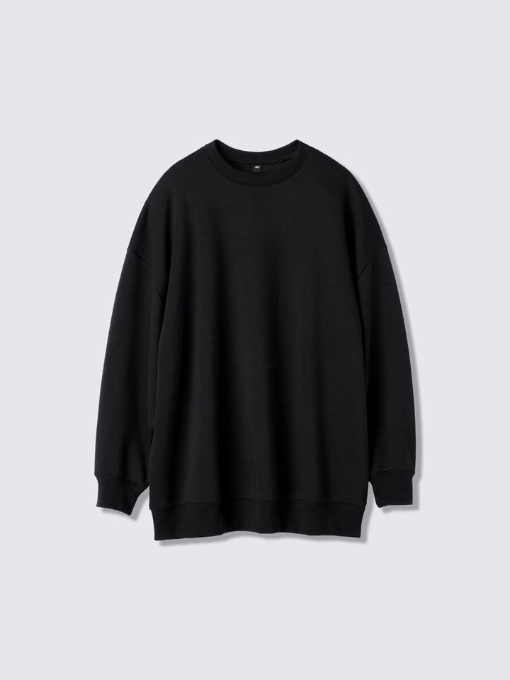黒色のゆったりとしたオーバーサイズのスウェットシャツ