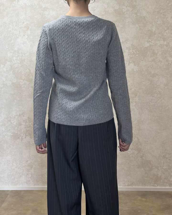 グレーカーディガンを着用した女性の後ろ姿