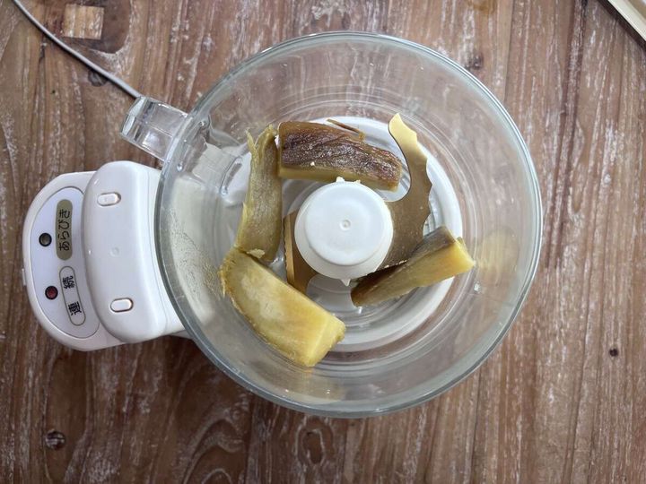 フードプロセッサーの容器に皮を剥いた焼き芋の塊が入っている俯瞰