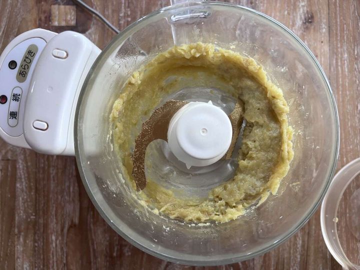 フードプロセッサーで焼き芋がペースト状に撹拌されている様子