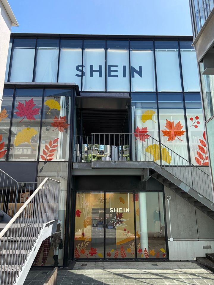 紅葉のデザインで秋仕様にリニューアルした原宿のショールーム「SHEIN TOKYO」の外観