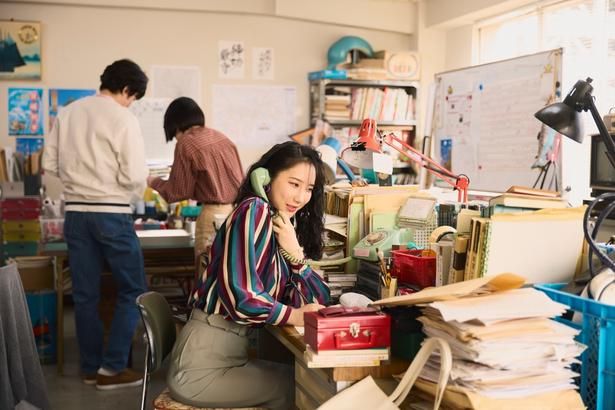 小さな出版社でバリバリ働いていた恵だったが… [c]2026「ファーストボイス」製作委員会