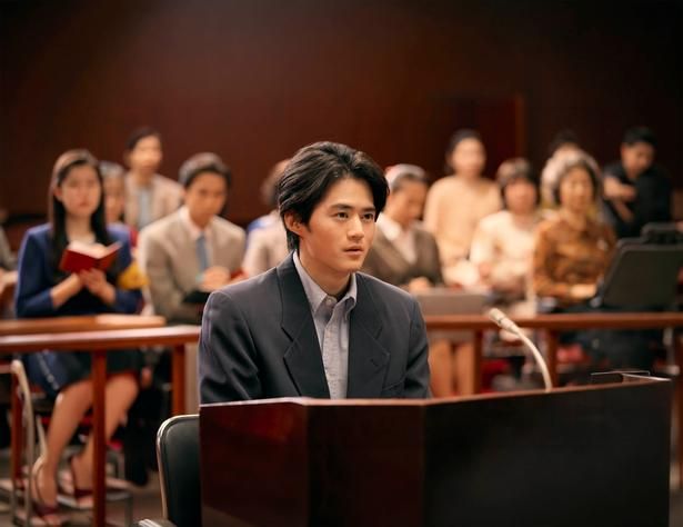 恵が勤めていた出版社でバイトをしており、彼女の証人として法廷に立つ吉井隆 [c]2026「ファーストボイス」製作委員会