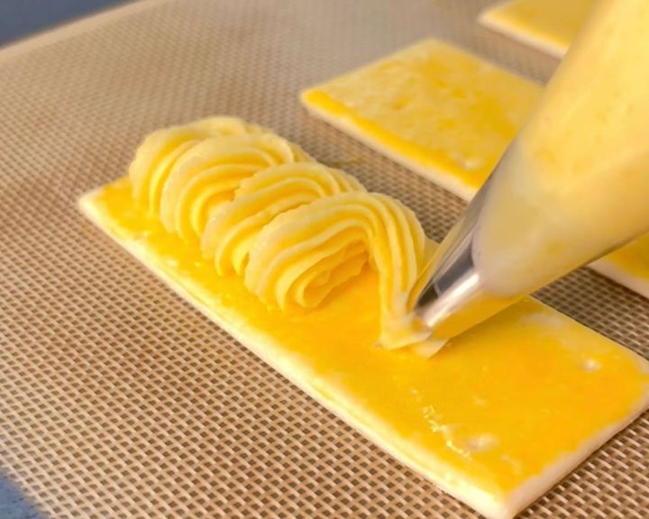 パイシートにスイートポテトを絞る様子