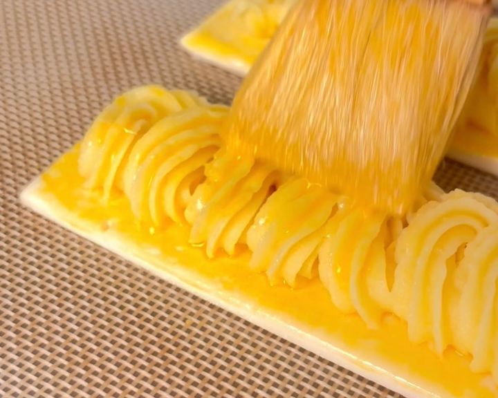 焼く前のスイートポテトパイ