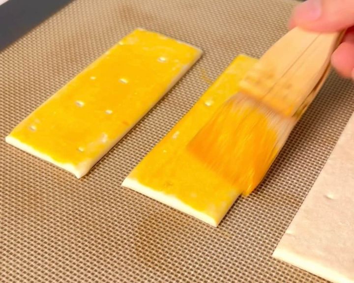 カットしたパイシートに卵を塗る様子
