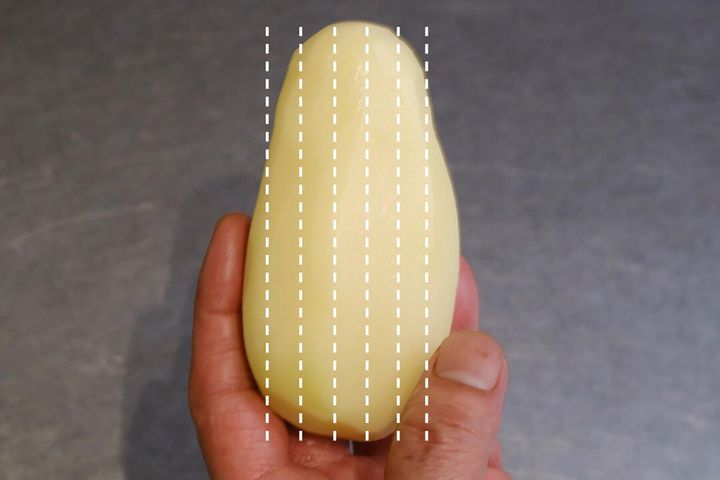 1）じゃがいもの繊維に沿って切る