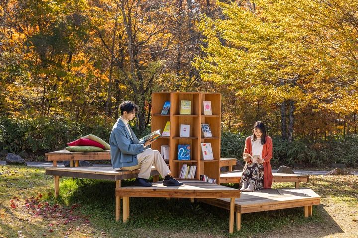 【星野リゾート】紅葉と川のせせらぎに包まれる「軽井沢紅葉図書館」がエリアを拡大して今秋も開催！_2