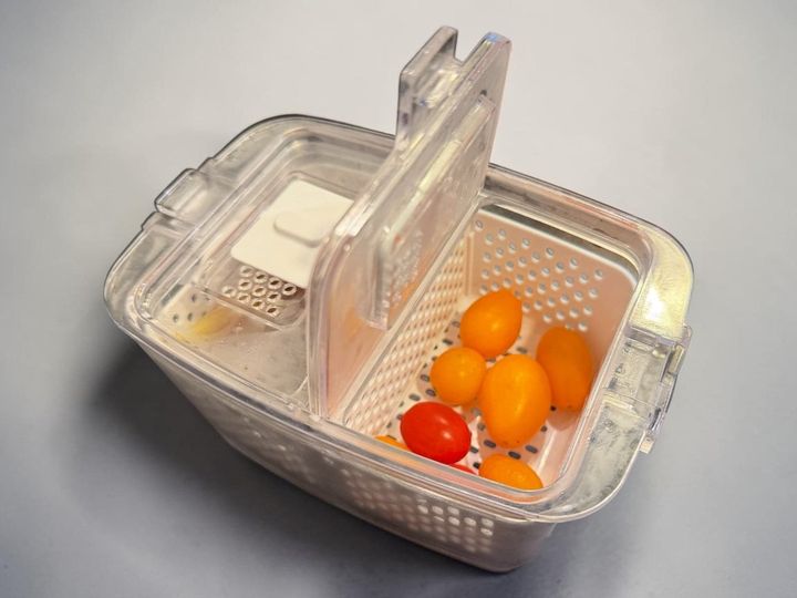ミニトマトやしなしな野菜の悩みを解決するニトリの便利グッズ「フレッシュキーパー」。水分・空気調整や水切り機能で鮮度を保つ本商品の魅力と、サイズ別の活用法を紹介します。
