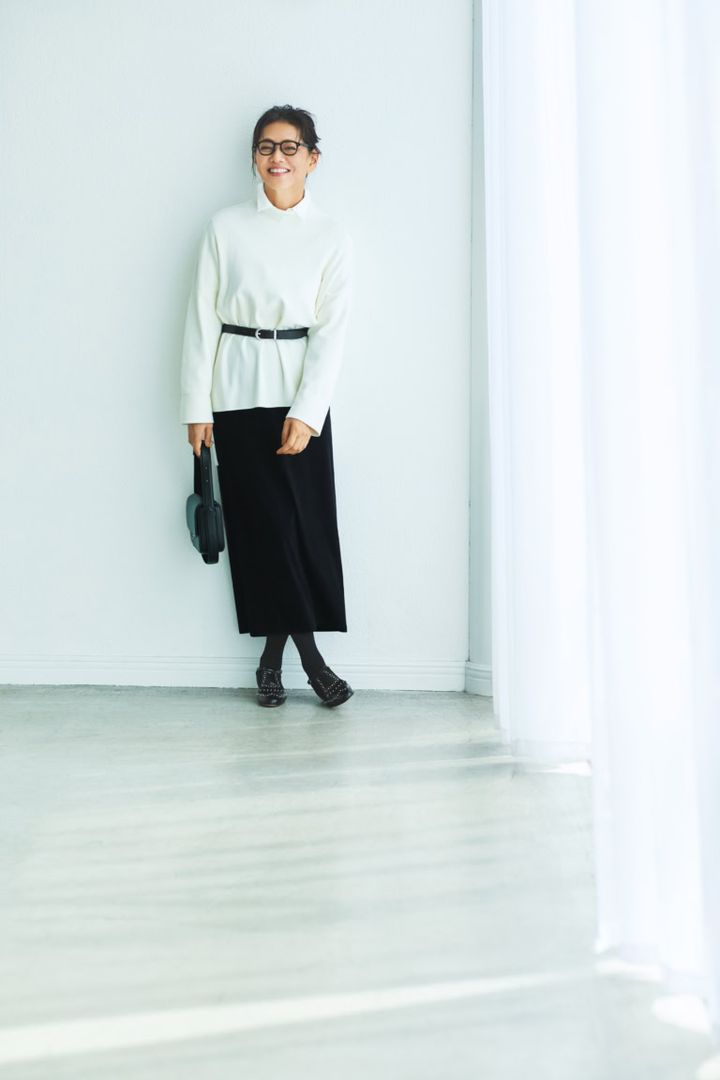 ニット¥24,200／ル フィル（ル フィル ニュウマン新宿店）、シャツ¥1 4,300／ソージュ（ソージュ オンラインストア）、スカート¥35,200／エストネーション、ベルト¥13,20 0／レフィエ（フラッパーズ）、バッグ¥198,000／J&M デヴィッドソン（J&M デヴィッドソン カスタマーセンター）、靴¥81,400／ネブローニ、その他／スタイリスト私物