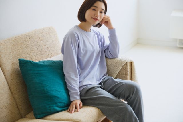 メディヒールシリーズのアイテムを着用しているモデルさん