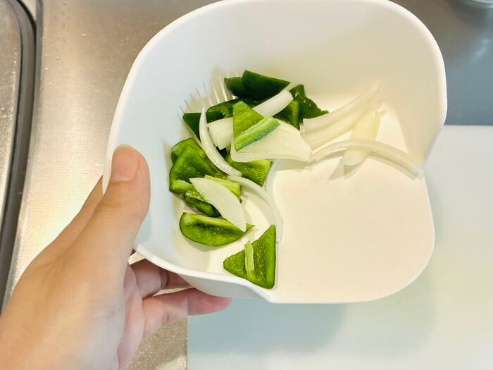 【セリア】側面が欠けて穴だらけ…！？謎すぎる容器、使ってみたら料理中の「床にポロリ」が劇的ゼロになった！