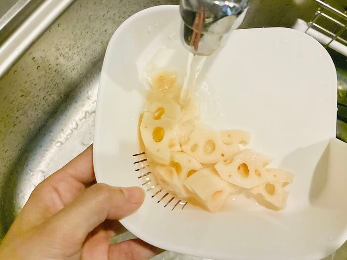 【セリア】側面が欠けて穴だらけ…！？謎すぎる容器、使ってみたら料理中の「床にポロリ」が劇的ゼロになった！