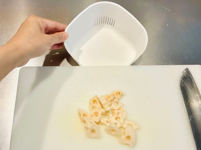 【セリア】側面が欠けて穴だらけ…！？謎すぎる容器、使ってみたら料理中の「床にポロリ」が劇的ゼロになった！