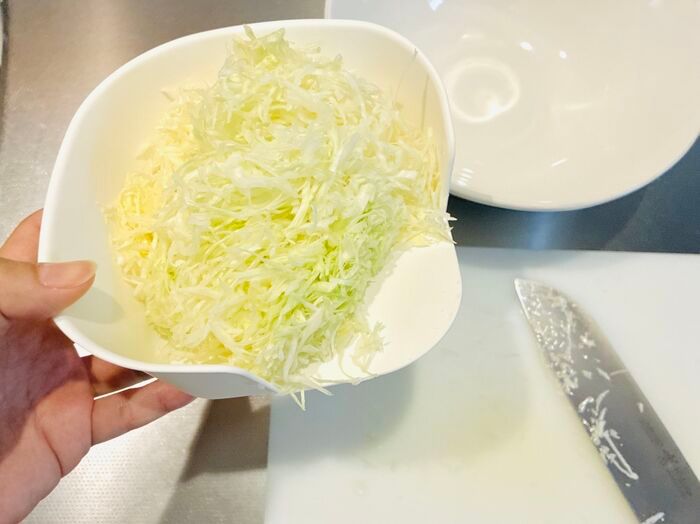 【セリア】側面が欠けて穴だらけ…！？謎すぎる容器、使ってみたら料理中の「床にポロリ」が劇的ゼロになった！