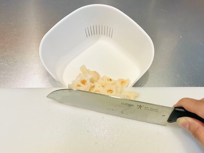 【セリア】側面が欠けて穴だらけ…！？謎すぎる容器、使ってみたら料理中の「床にポロリ」が劇的ゼロになった！