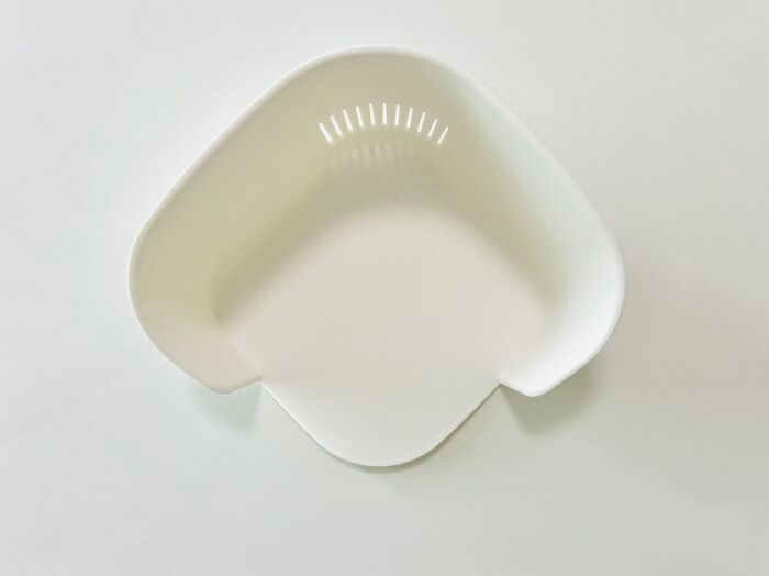 【セリア】側面が欠けて穴だらけ…！？謎すぎる容器、使ってみたら料理中の「床にポロリ」が劇的ゼロになった！