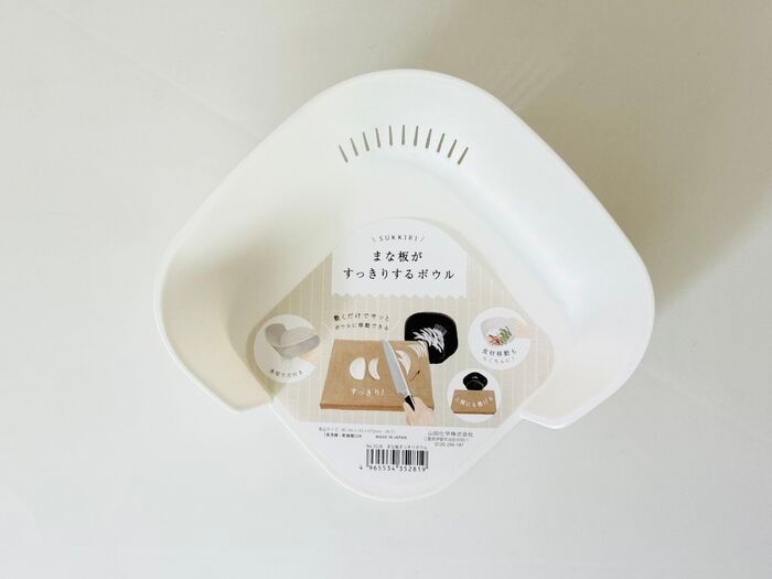 【セリア】側面が欠けて穴だらけ…！？謎すぎる容器、使ってみたら料理中の「床にポロリ」が劇的ゼロになった！
