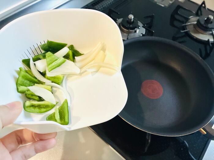 【セリア】側面が欠けて穴だらけ…！？謎すぎる容器、使ってみたら料理中の「床にポロリ」が劇的ゼロになった！