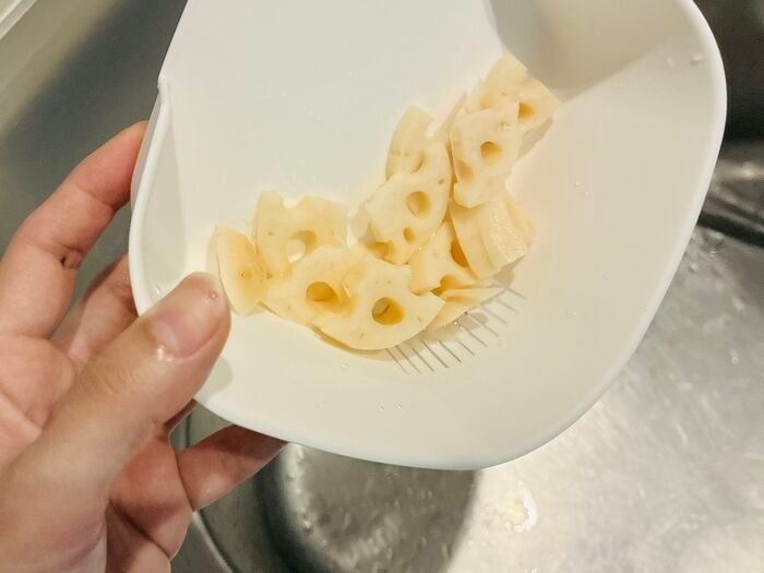 【セリア】側面が欠けて穴だらけ…！？謎すぎる容器、使ってみたら料理中の「床にポロリ」が劇的ゼロになった！