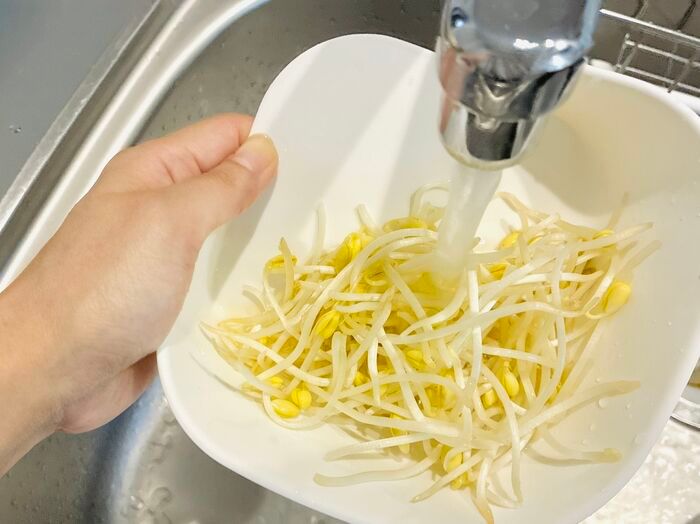 【セリア】側面が欠けて穴だらけ…！？謎すぎる容器、使ってみたら料理中の「床にポロリ」が劇的ゼロになった！
