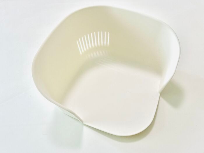 【セリア】側面が欠けて穴だらけ…！？謎すぎる容器、使ってみたら料理中の「床にポロリ」が劇的ゼロになった！