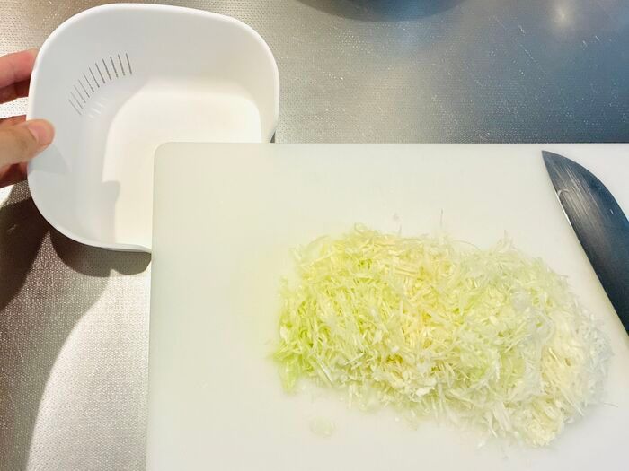 【セリア】側面が欠けて穴だらけ…！？謎すぎる容器、使ってみたら料理中の「床にポロリ」が劇的ゼロになった！