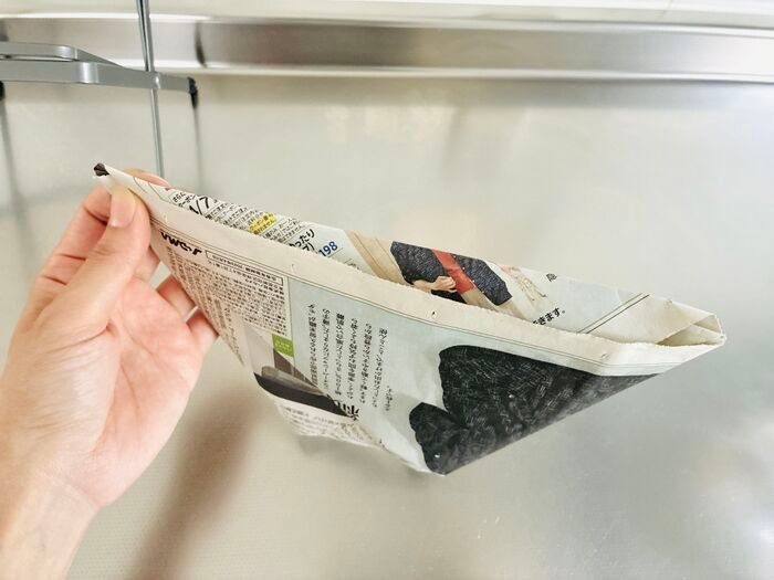 【新聞紙1/2枚】折るだけでフタ付き袋が完成！？キッチンの生ゴミ臭とドロドロ水分を撃退する神ワザ