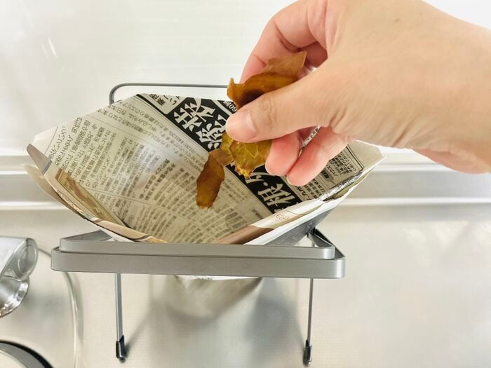 【新聞紙1/2枚】折るだけでフタ付き袋が完成！？キッチンの生ゴミ臭とドロドロ水分を撃退する神ワザ