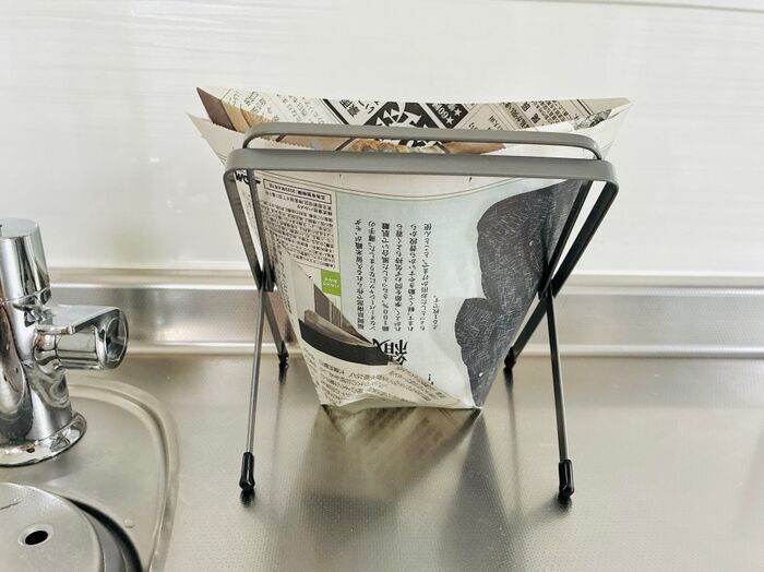【新聞紙1/2枚】折るだけでフタ付き袋が完成！？キッチンの生ゴミ臭とドロドロ水分を撃退する神ワザ