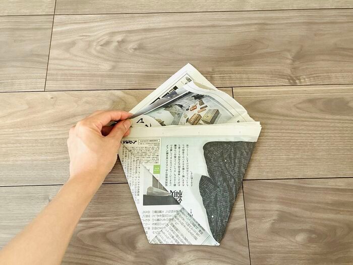 【新聞紙1/2枚】折るだけでフタ付き袋が完成！？キッチンの生ゴミ臭とドロドロ水分を撃退する神ワザ
