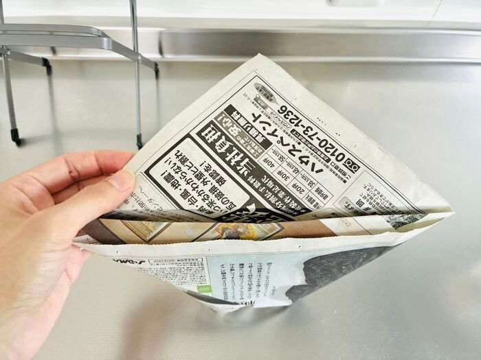 【新聞紙1/2枚】折るだけでフタ付き袋が完成！？キッチンの生ゴミ臭とドロドロ水分を撃退する神ワザ