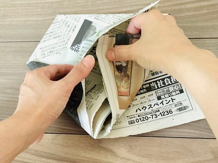 【新聞紙1/2枚】折るだけでフタ付き袋が完成！？キッチンの生ゴミ臭とドロドロ水分を撃退する神ワザ