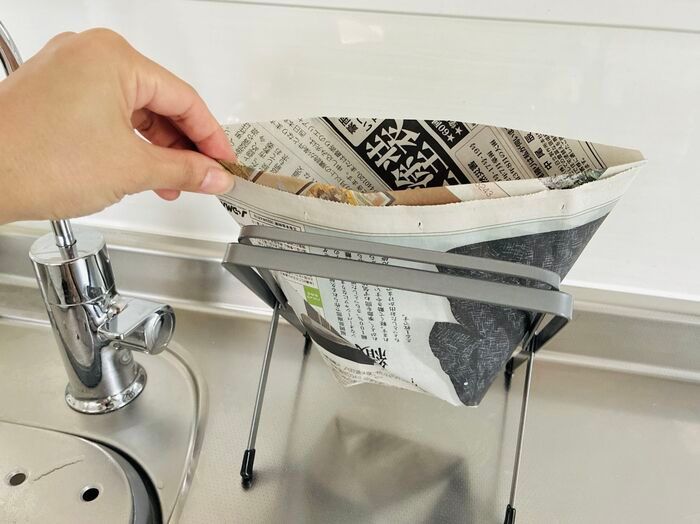 【新聞紙1/2枚】折るだけでフタ付き袋が完成！？キッチンの生ゴミ臭とドロドロ水分を撃退する神ワザ