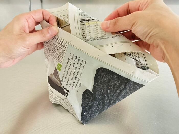 【新聞紙1/2枚】折るだけでフタ付き袋が完成！？キッチンの生ゴミ臭とドロドロ水分を撃退する神ワザ
