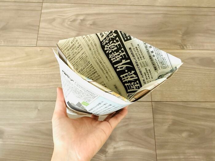 【新聞紙1/2枚】折るだけでフタ付き袋が完成！？キッチンの生ゴミ臭とドロドロ水分を撃退する神ワザ