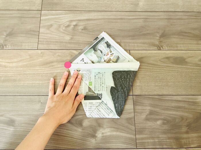 【新聞紙1/2枚】折るだけでフタ付き袋が完成！？キッチンの生ゴミ臭とドロドロ水分を撃退する神ワザ
