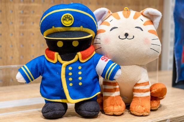 ボールチェーンぬいぐるみ 車掌とボールチェーンぬいぐるみ ミーくん(各2900円)
