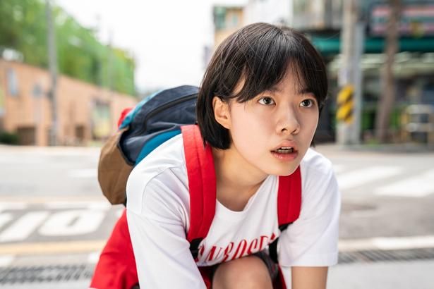 【写真を見る】時速100kmで街を駆ける!?テコンドー経験者のイ・ジェインが超絶アクションに挑戦 [c]2025 NEXT ENTERTAINMENT WORLD & ANNAPURNA FILMS. All Rights Reserved.