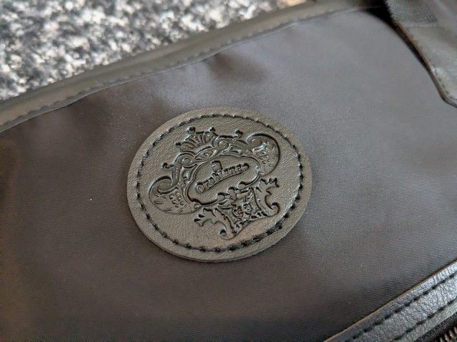 型押しロゴのレザー調ワッペンのアップ