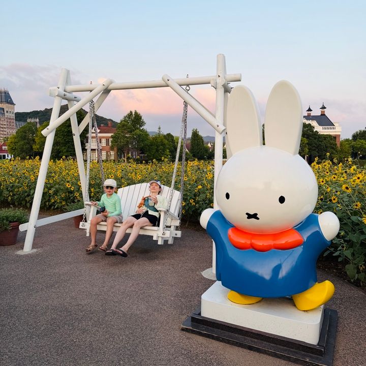 ハウステンボス内にはフォトスポットが沢山！夏はひまわり畑がきれい！ミッフィーと一緒に記念撮影♪