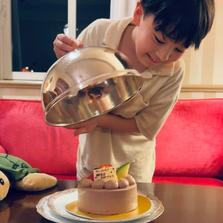 レストランでオーダーした誕生日ケーキは、お部屋に運んでもらってゆっくりいただきました。